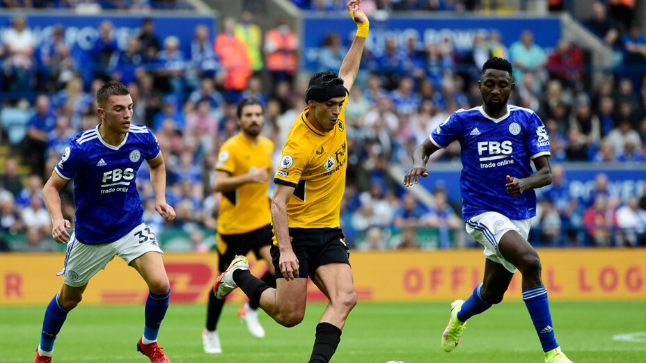 Raúl Jiménez ante el Leicester City