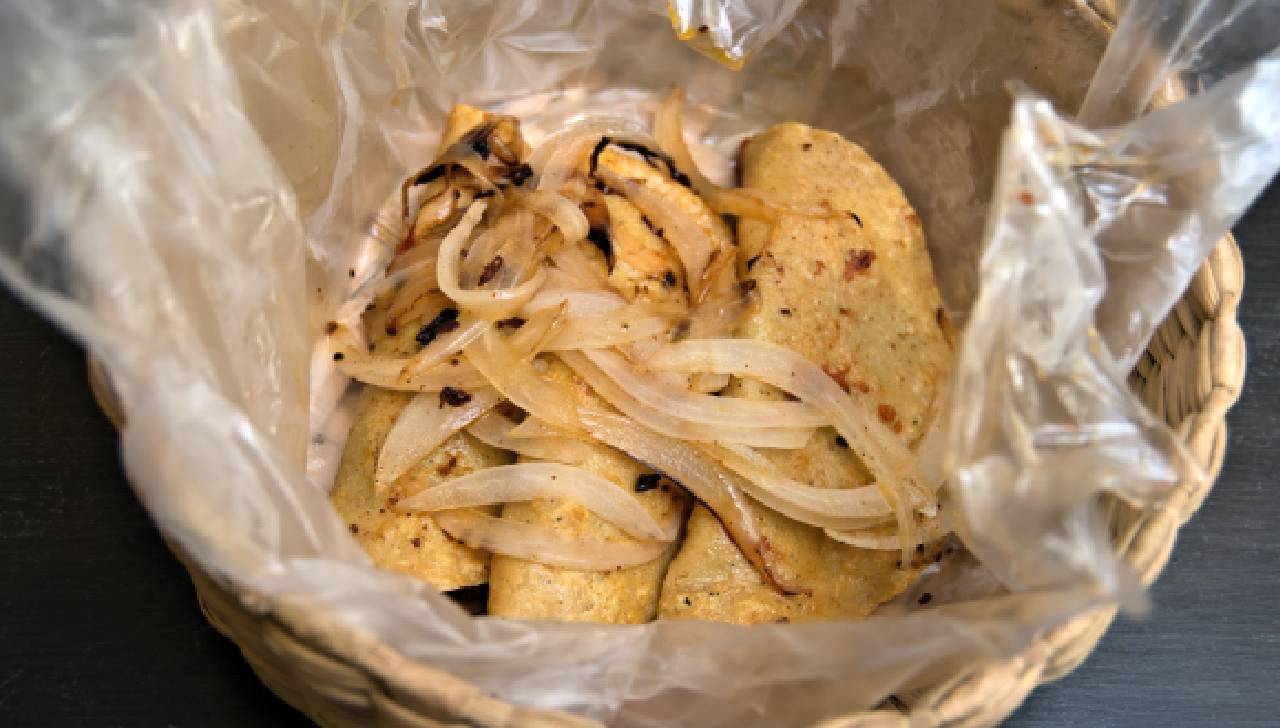 Vendedor del Zócalo lanza tacos de canasta a policía