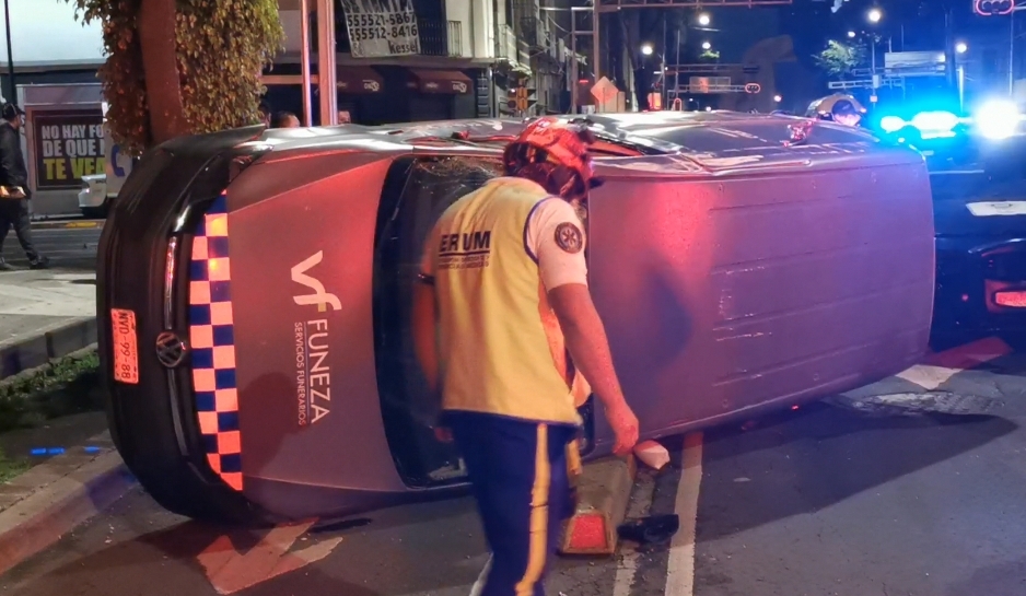 Auto embiste camioneta funeraria y queda volcada en Bucareli - Vimarsana News