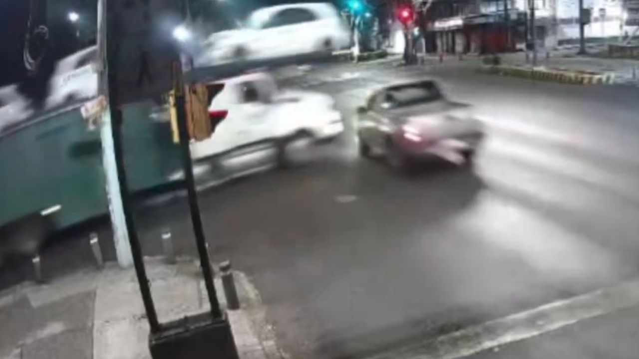 Tráiler se pasa el rojo y provoca choque múltiple en Iztacalco