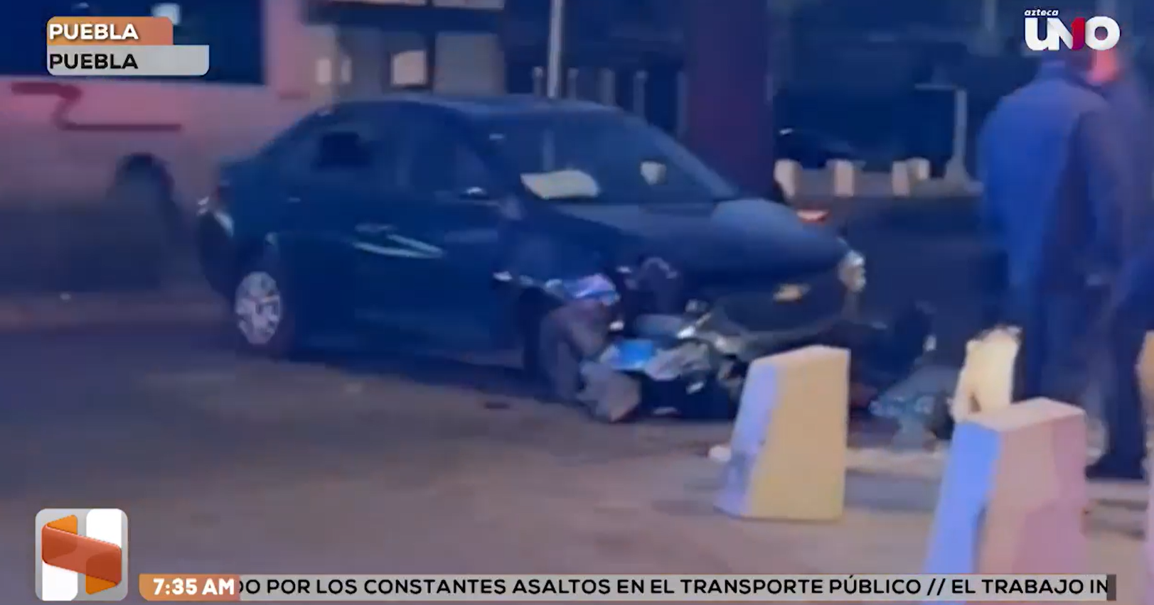 Conductor se impacta contra bolardos en Avenida Juárez, Puebla