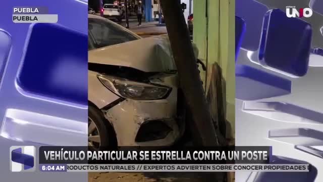 Vehículo particular se estrella contra un poste en el centro de Puebla