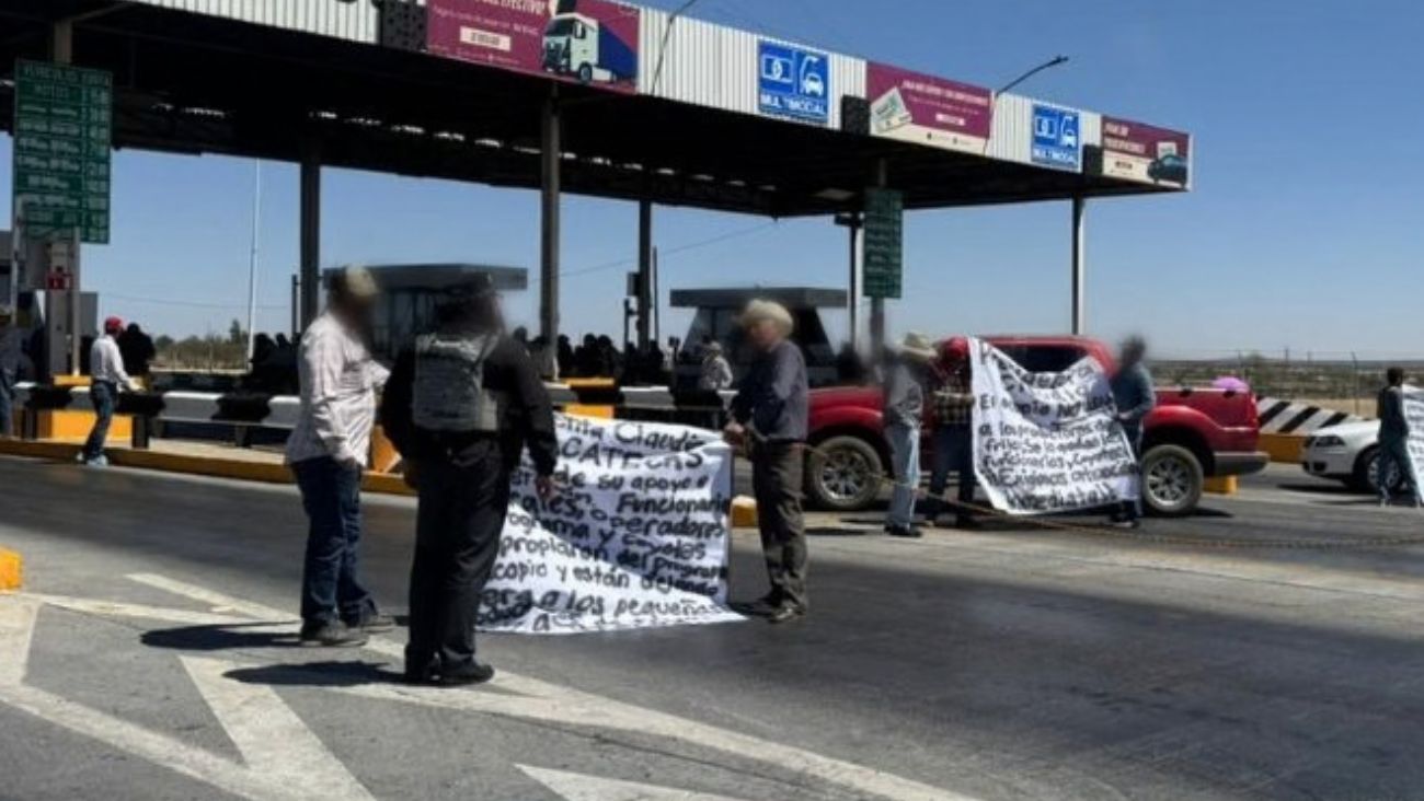 Bloqueos paralizan carreteras y autopistas en pleno regreso de puente vacacional