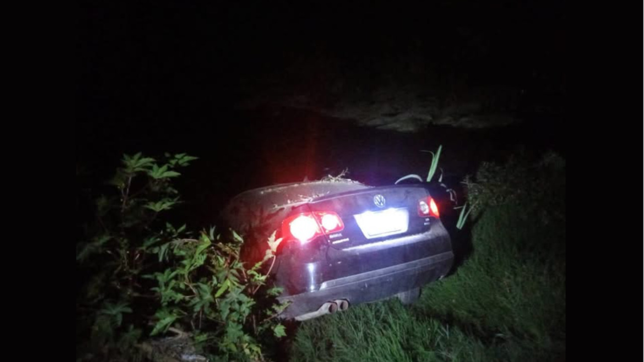 FOTOS: Auto termina al fondo de una barranca en Totimehuacán y el conductor se da a la fuga ¿Qué pasó?
