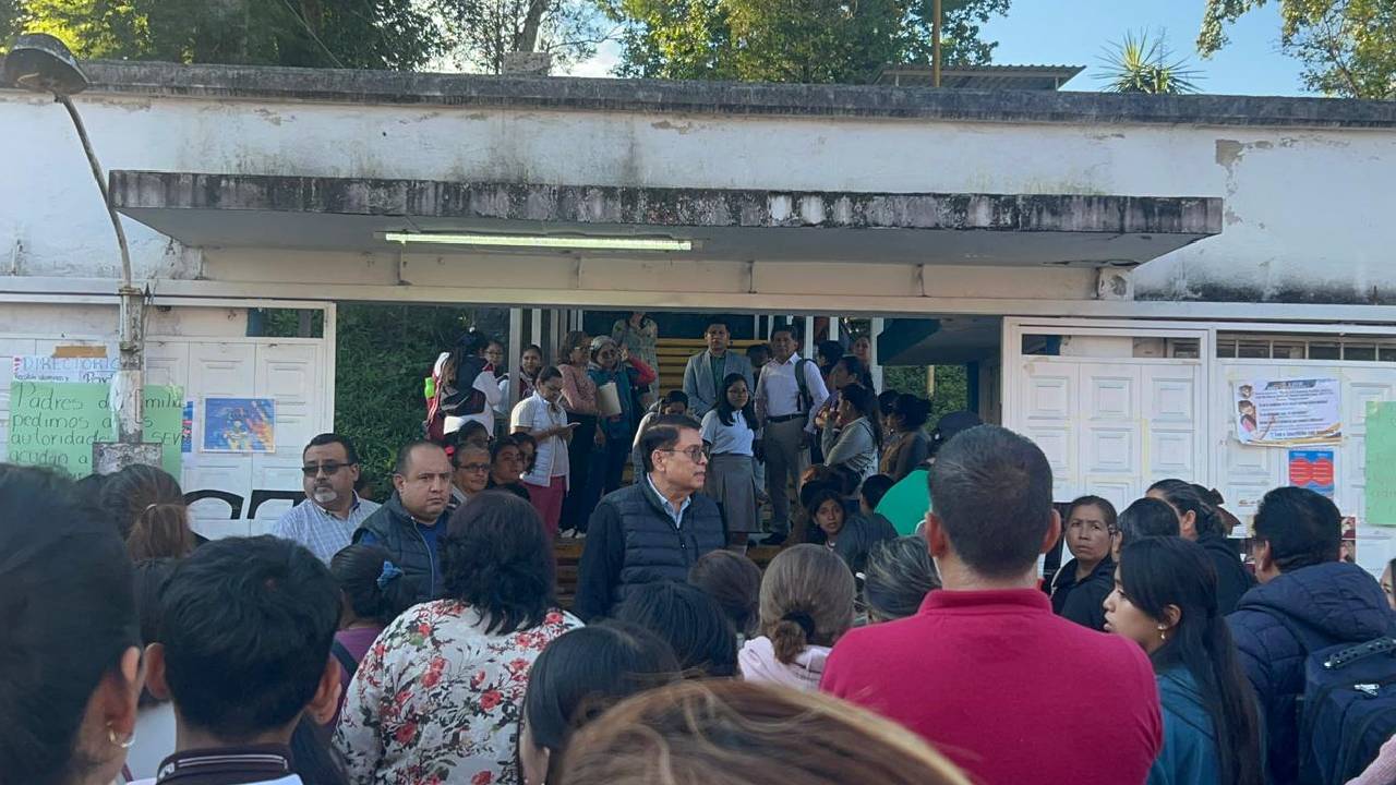 ¿Qué exigen padres de familia que tomaron escuela secundaria en Xalapa?