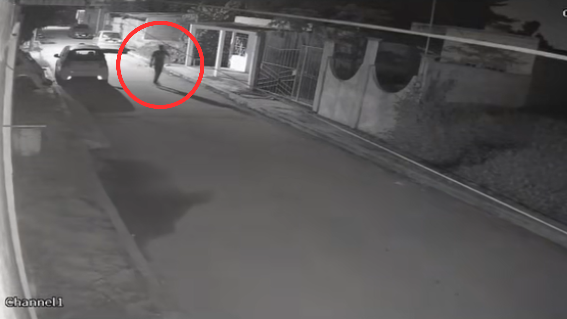 VIDEO Fantasma desaparece en medio de la calle; una cámara lo captó todo