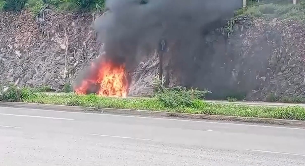 Auto se incendia en Libramiento Norponiente en Apaseo el Grande, sin ...