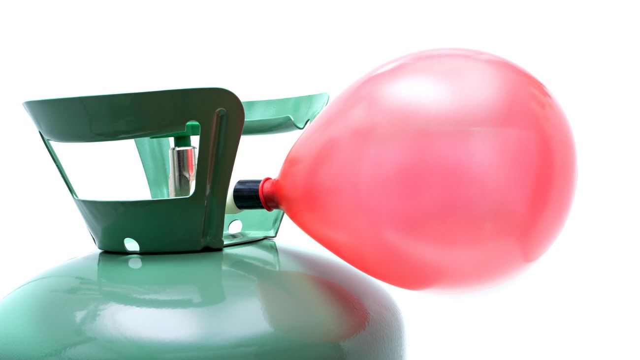 ¡De impacto! Globos con gas provocan fuerte explosión dentro de un elevador | VIDEO