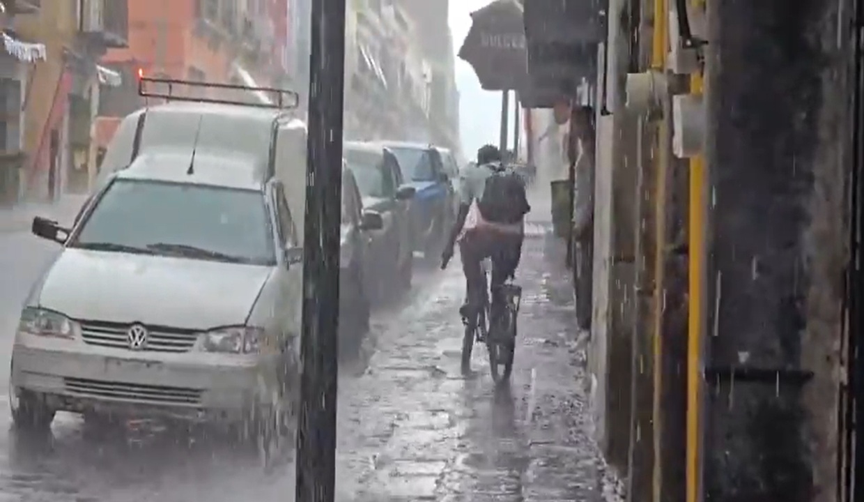 VIDEO: ¡A sacar el impermeable! Lluvia y granizo sorprenden a Puebla HOY