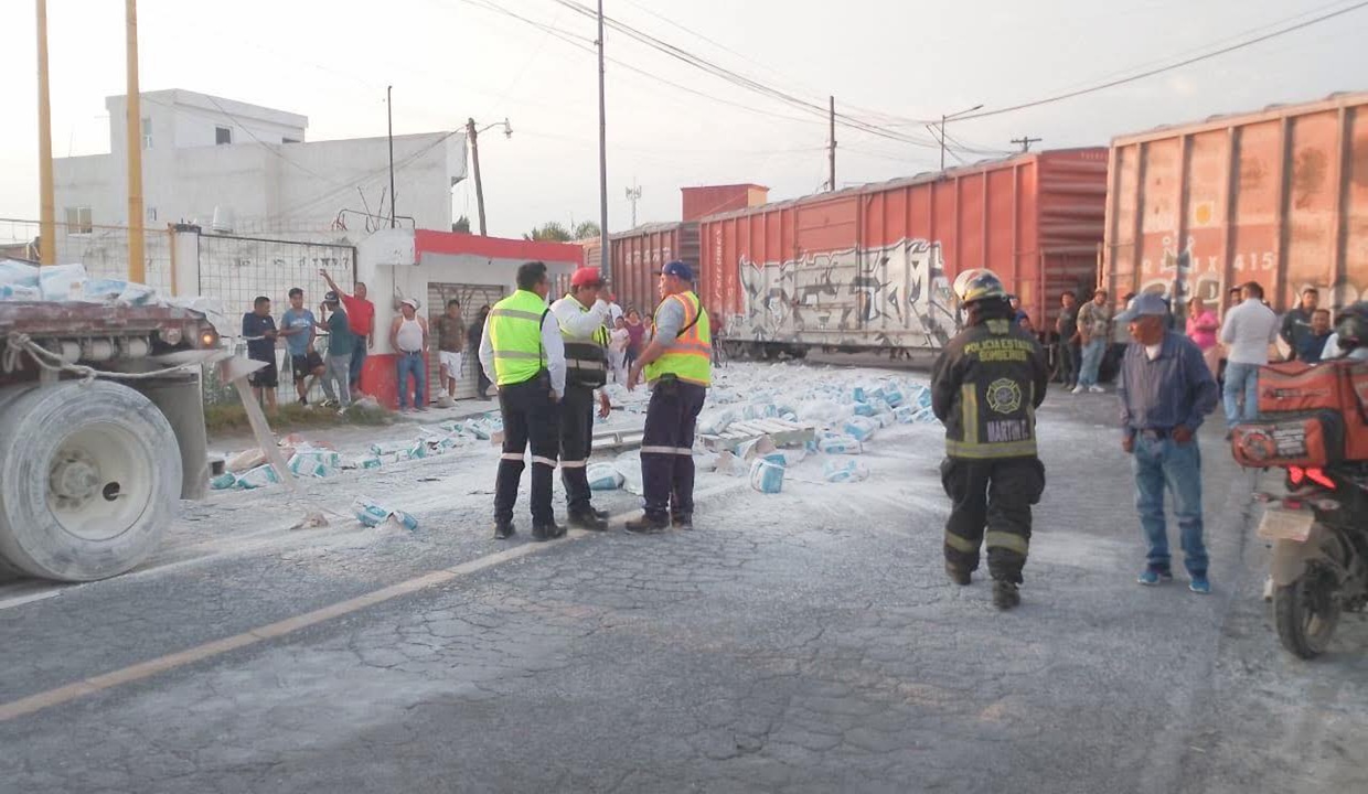 Tráiler es impactado por tren en carretera Amozoc-Acajete