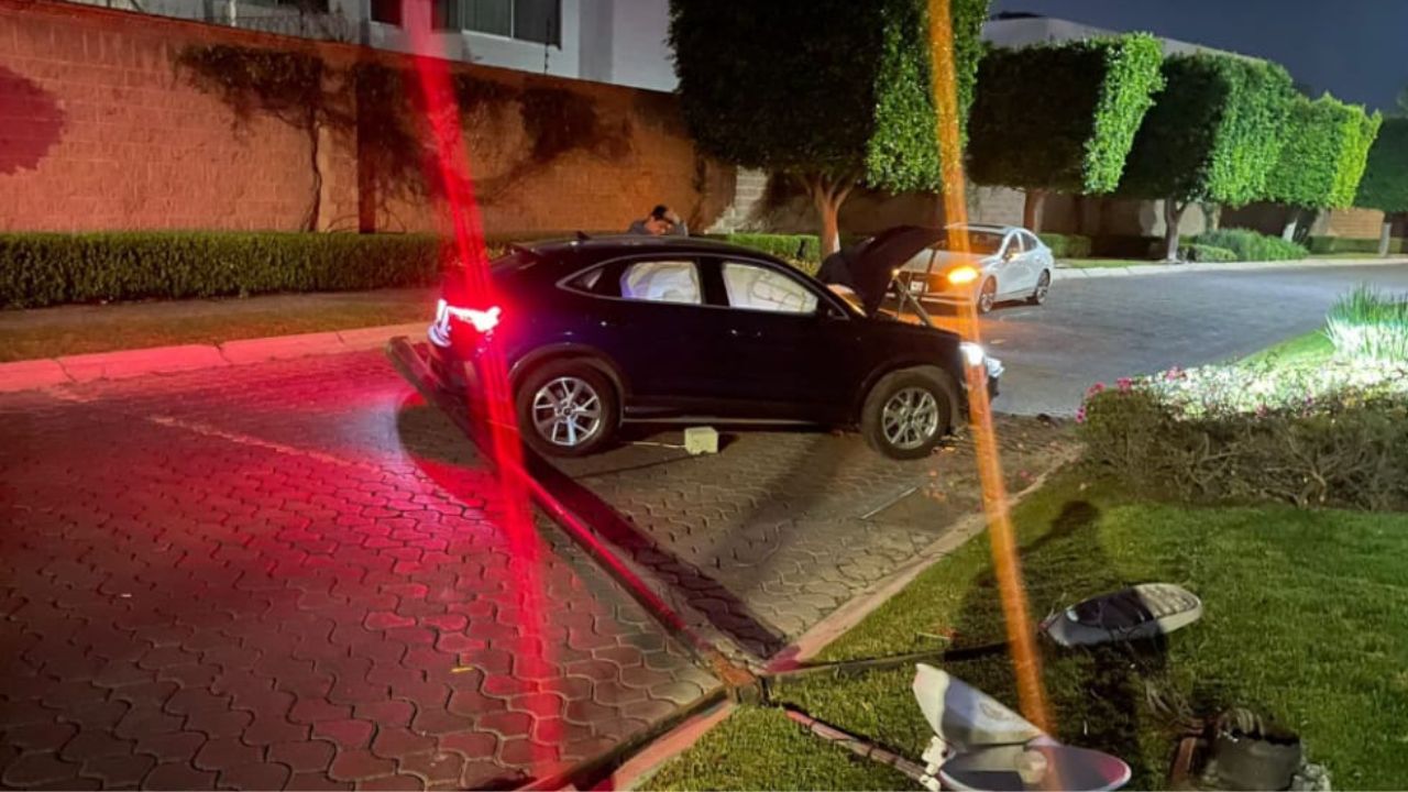 Conductor en presunto estado de ebriedad derriba poste en Lomas de Angelópolis