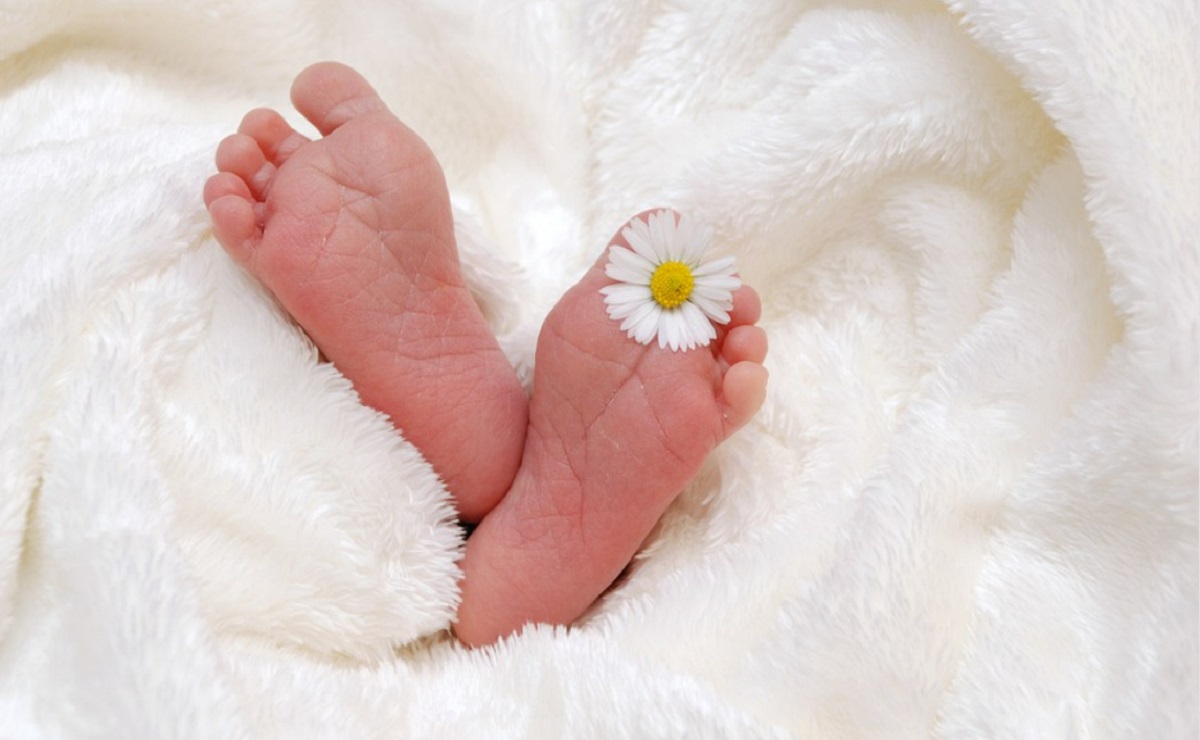 Hallan a recién nacido en baños de escuela en Ecatepec