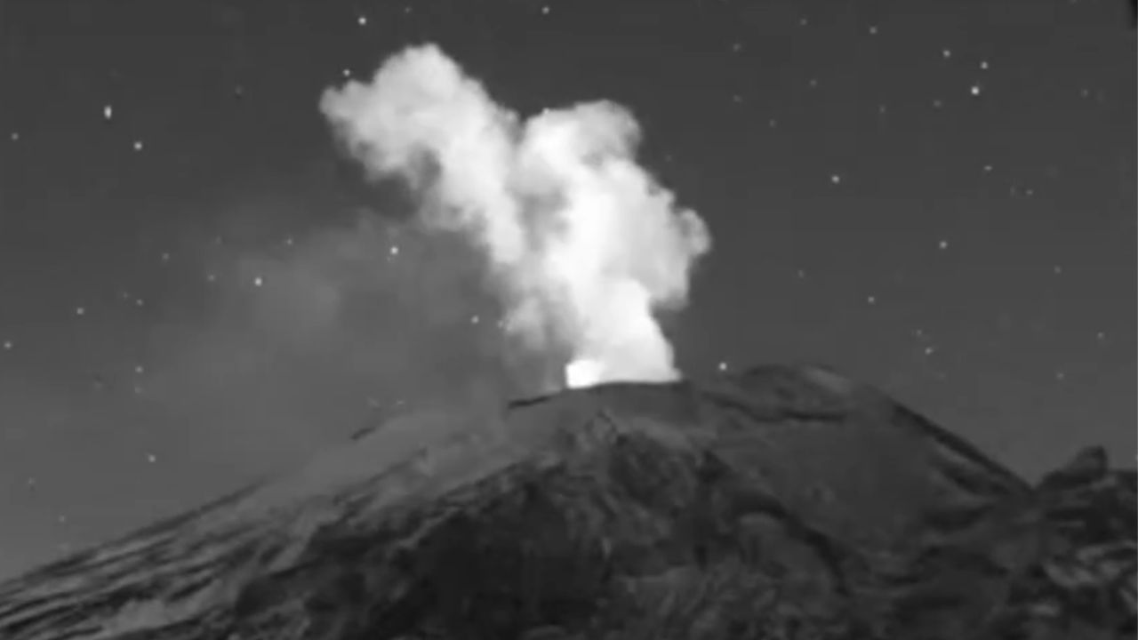 Objetos vuelan sobre el Volcán Popocatépetl en Nochebuena