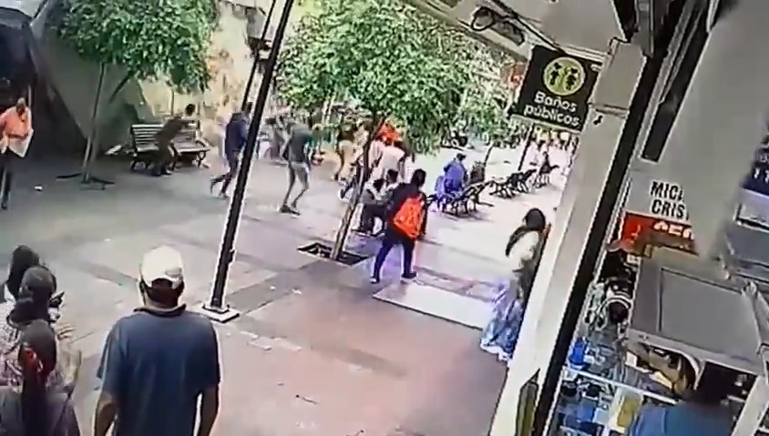 Video: Mujer quedó atrapada tras caída de marquesina en Guadalajara - Vimarsana News