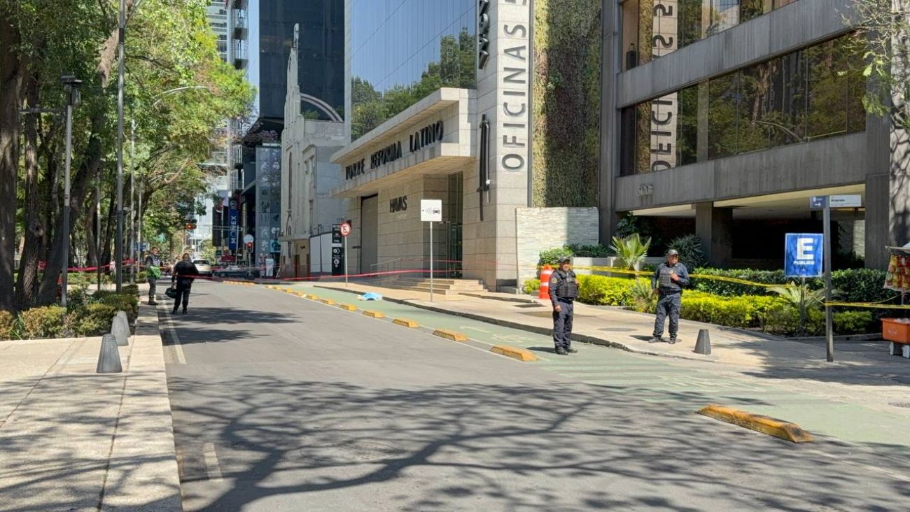Mujer muere trágicamente tras caer por más de 10 pisos de edificio en Paseo de la Reforma
