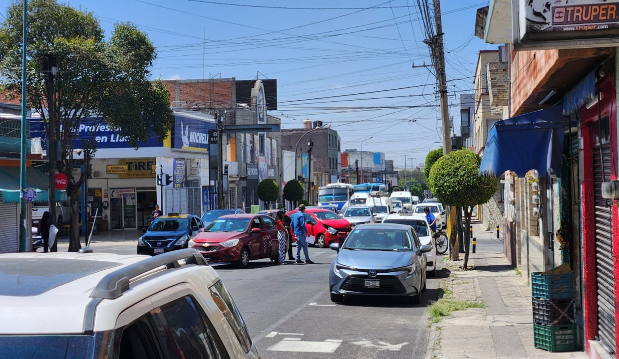 FOTOS: ¡Día accidentado en Puebla! Se registra aparatoso choque en la 9 Sur HOY