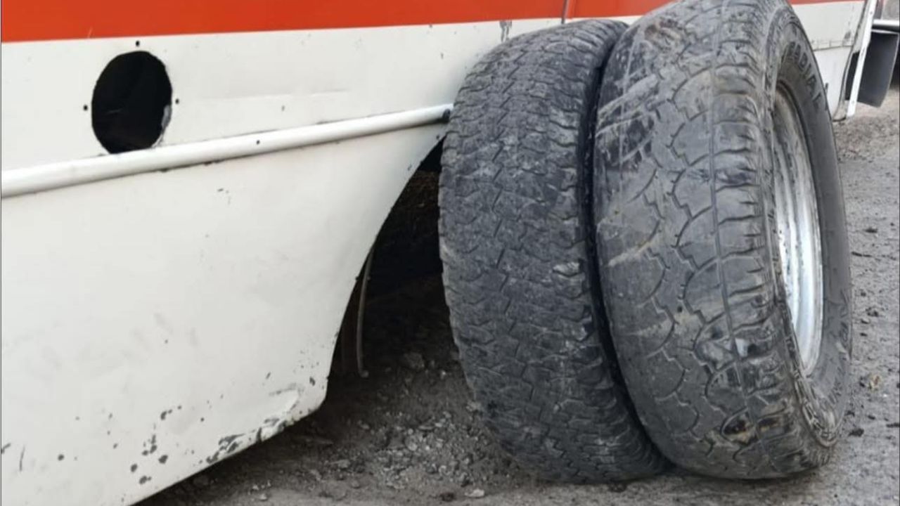 VIDEO: Ruta 65 estuvo a punto de volcar en Cuautlancingo tras desprenderse una llanta hoy