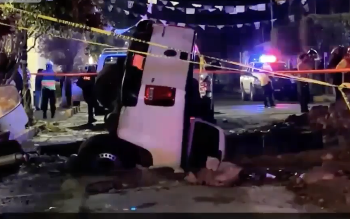 Conductor cae a zanja de cinco metros en Iztapalapa; habría confundido el acelerador