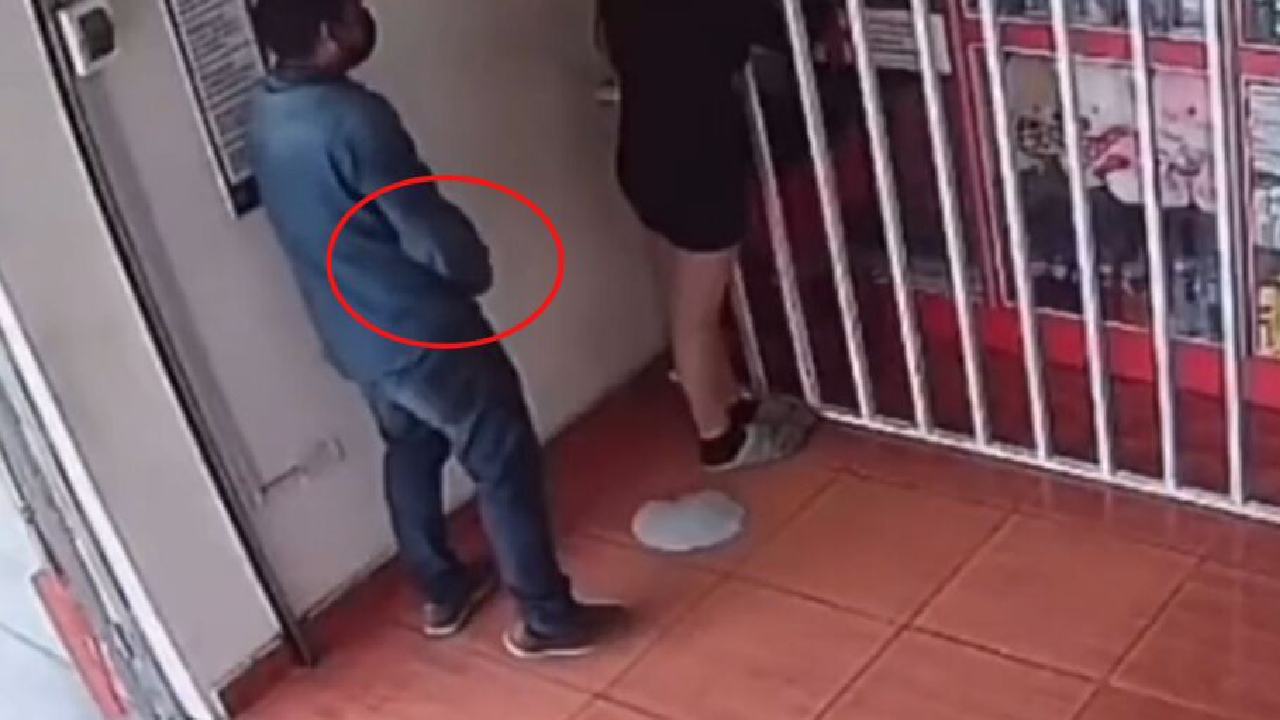 Acosador callejero se masturba y eyaula sobre una mujer