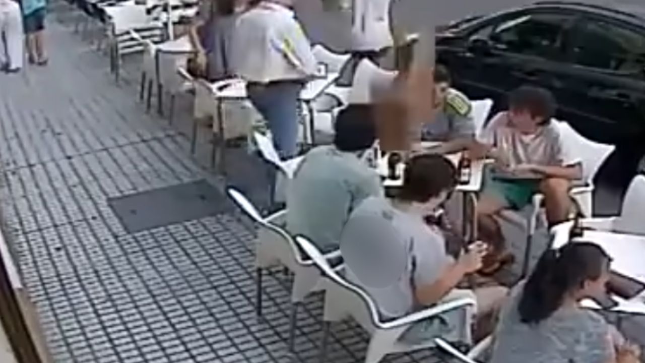VIDEO: Captan derrumbe de fachada sobre jóvenes en cafetería de España; les partió la cabeza