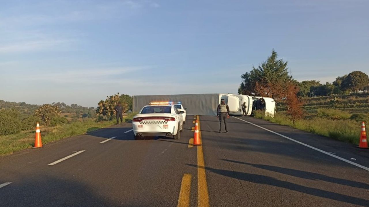 Fuerte accidente provoca cierre TOTAL en la carretera Los Reyes-Zacatepec HOY jueves