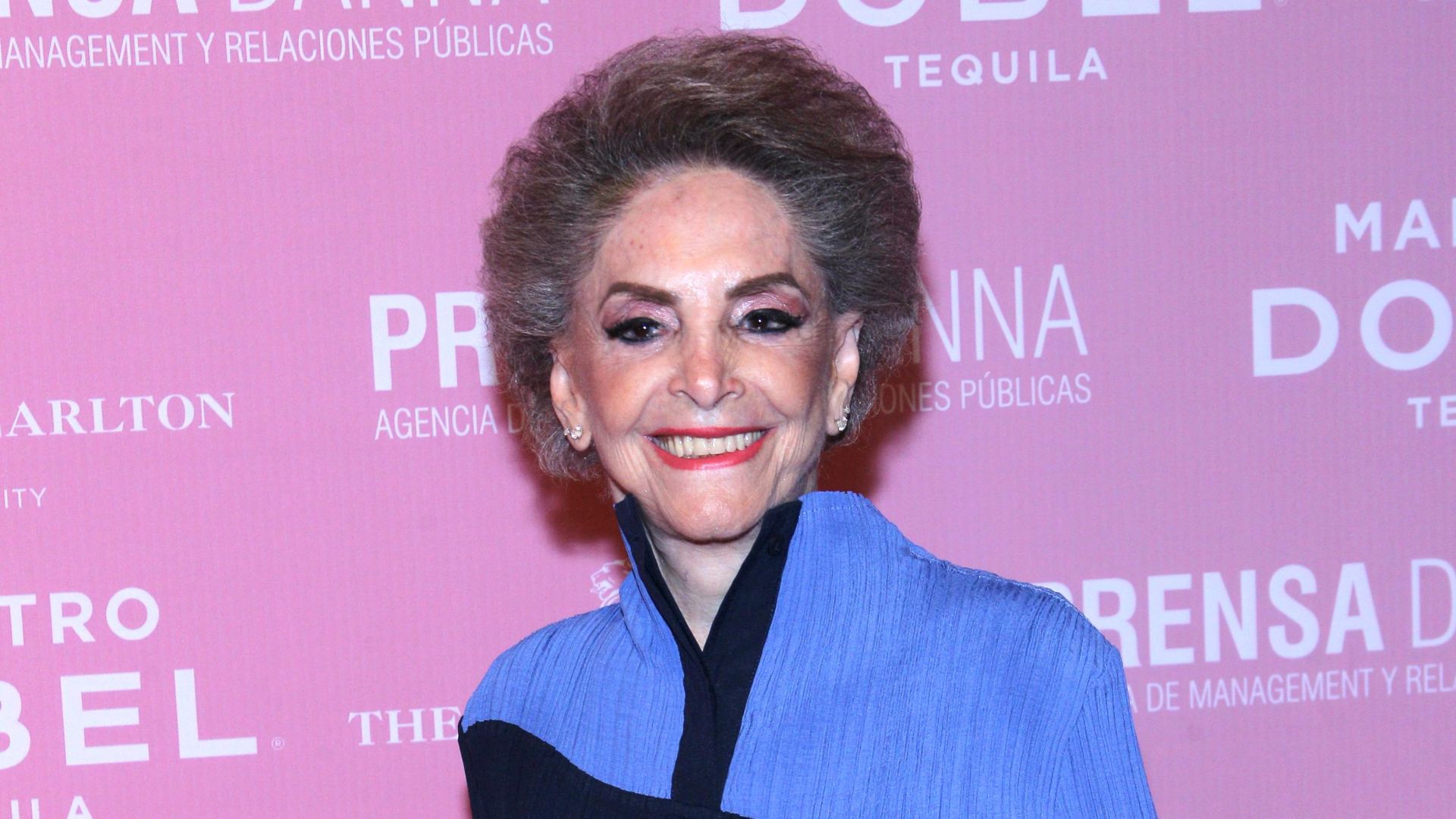 Quién es el hombre que besó Doña Cuquita, viuda de Vicente Fernández?