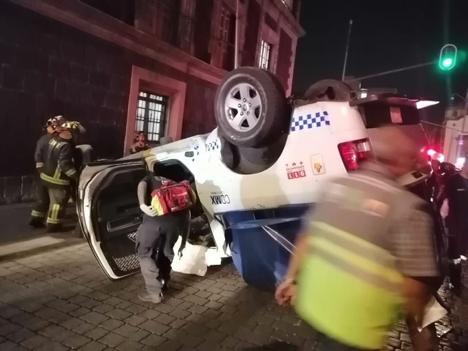 Vuelca patrulla en el Centro de la CDMX