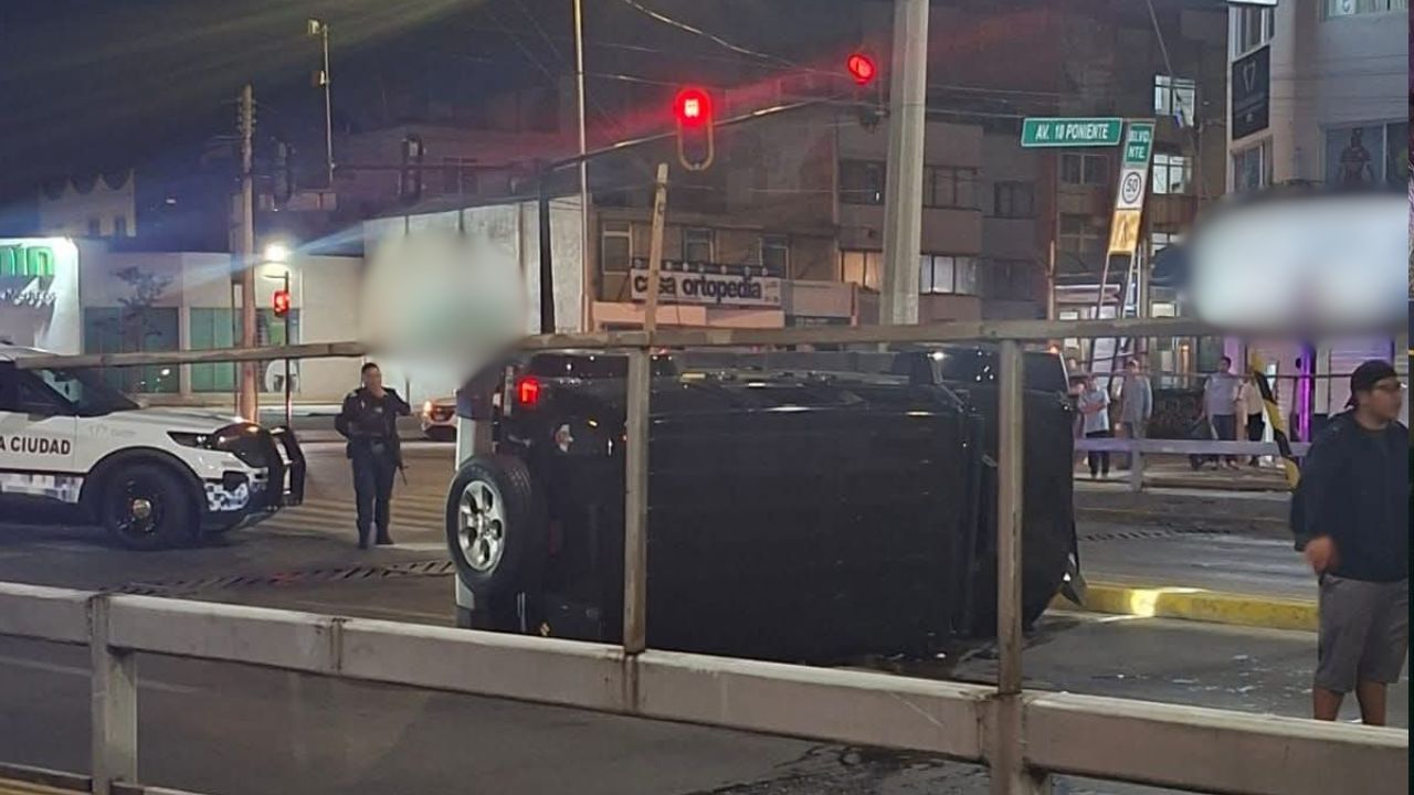 Vehículo volcó y quedó en medio del Boulevard Norte, Puebla; así generó caos vial