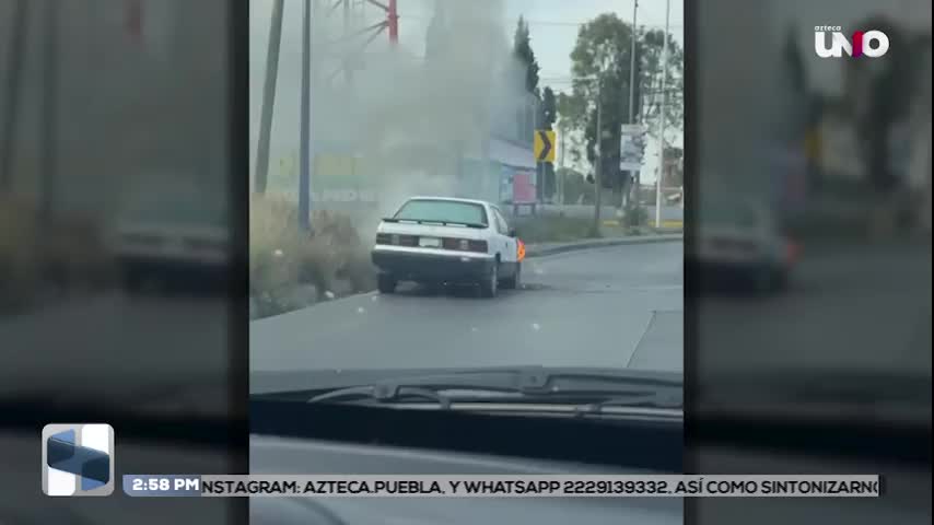 Vehículo arde en llamas en la recta a Cholula