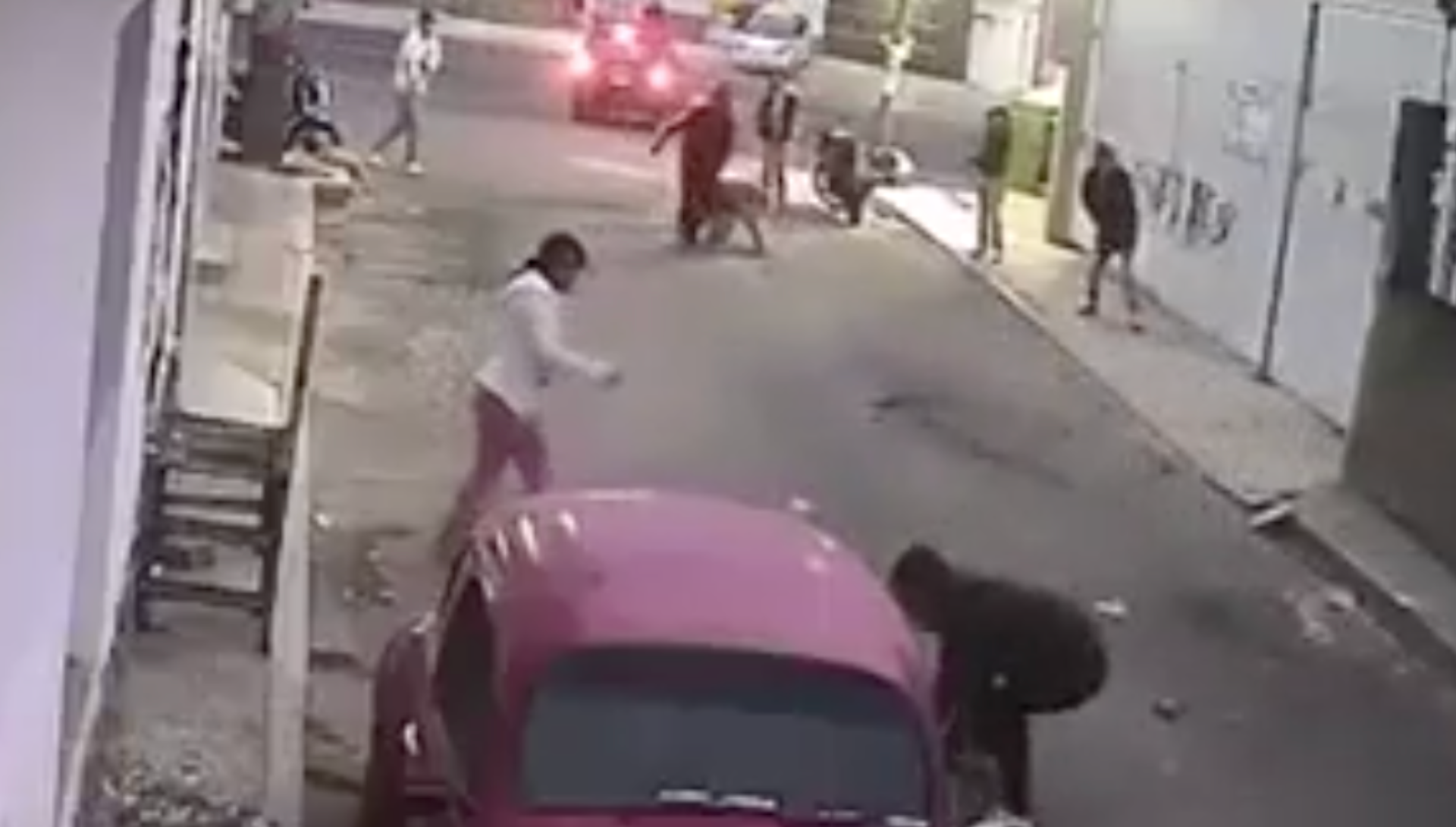 IMÁGENES FUERTES: Captan brutal riña en Santa María Zacatepec, Puebla; hay un herido de gravedad