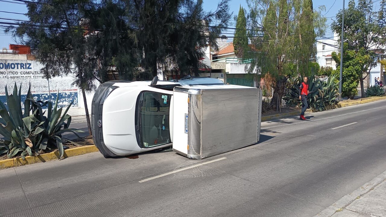 Volcadura en Circuito Juan Pablo II Puebla hoy 4 abril 2026