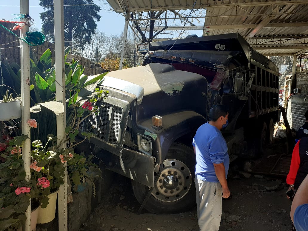 Camión de carga se queda sin frenos y choca contra una vivienda en ...