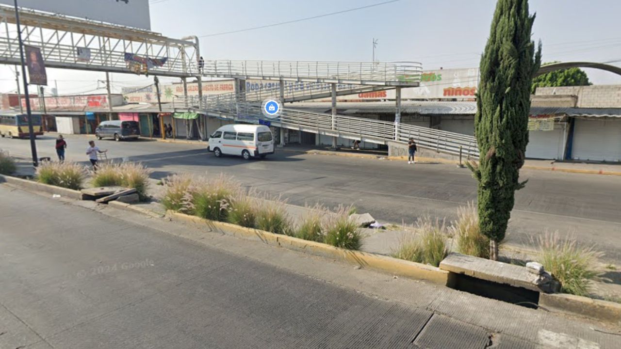 IMÁGENES: Aparatoso choque de transporte público genera tráfico en inmediaciones del Mercado Hidalgo hoy jueves