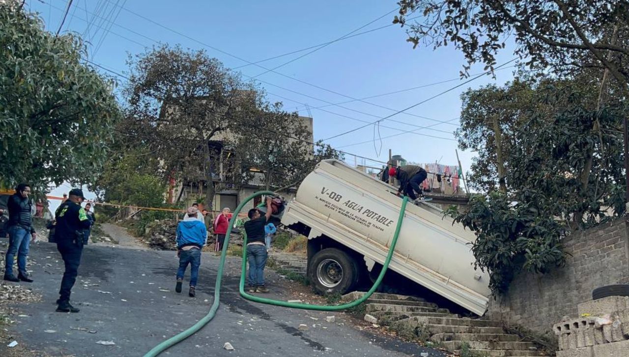 Pipa de agua se queda sin frenos y impacta una casa en Tlalpan