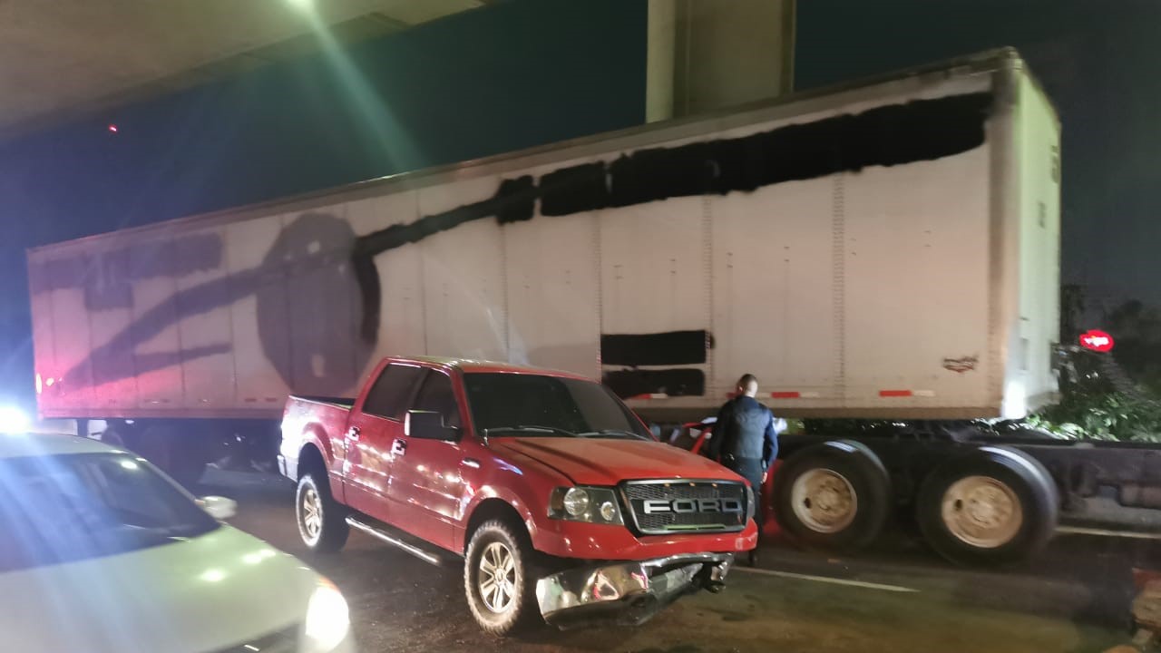 Choque entre camioneta y unidad pesada en Periférico Sur y Calzada de ...