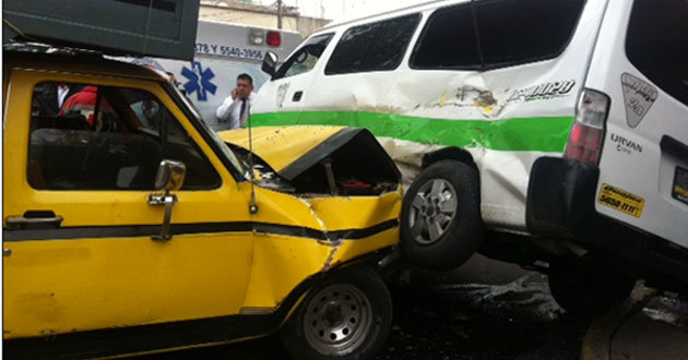 Camión se quedó sin frenos y chocó contra vehículo en carretera Atlixco–Atzizihuacán