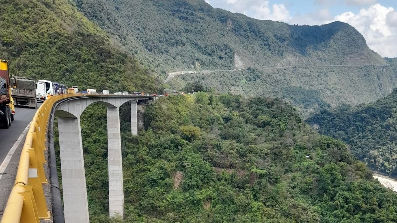 VIDEO: Conductor murió prensado tras accidente en la autopista México–Tuxpan hoy; colapsa circulación hacia Veracruz