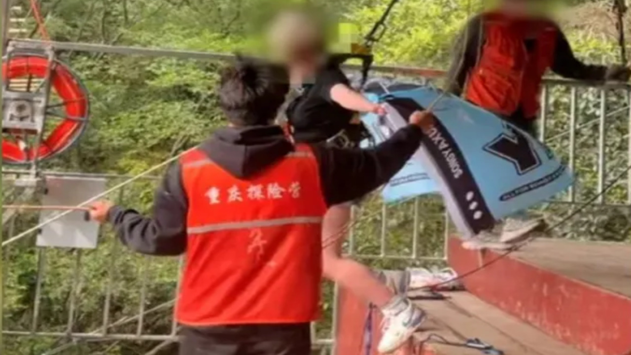 IMÁGENES SENSIBLES: Falla arnés de seguridad y mujer se precipita al vacío desde columpio en acantilado de China