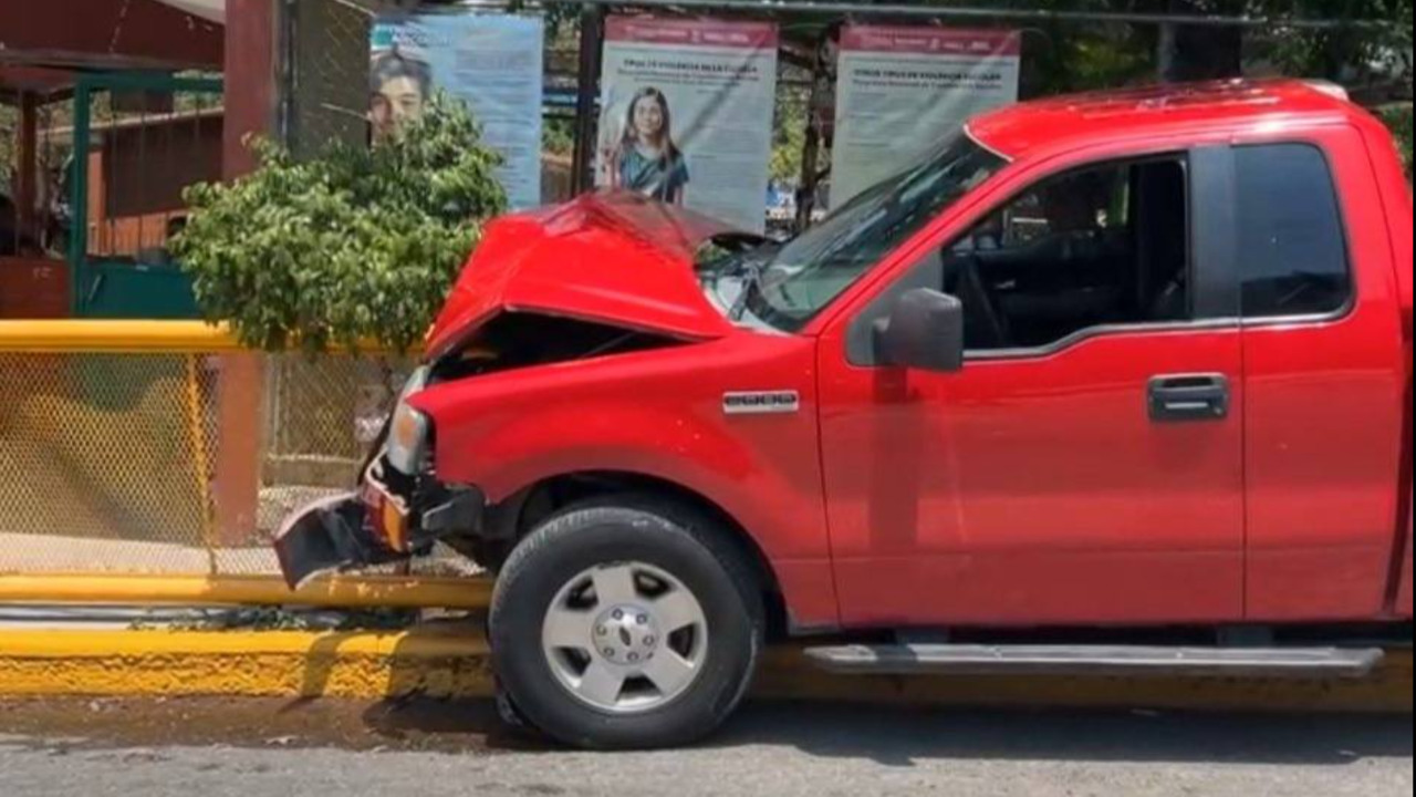 Camioneta choca contra preescolar Leyes de Reforma en Santiago Tula, Tehuacán hoy 18 de mayo de 2026