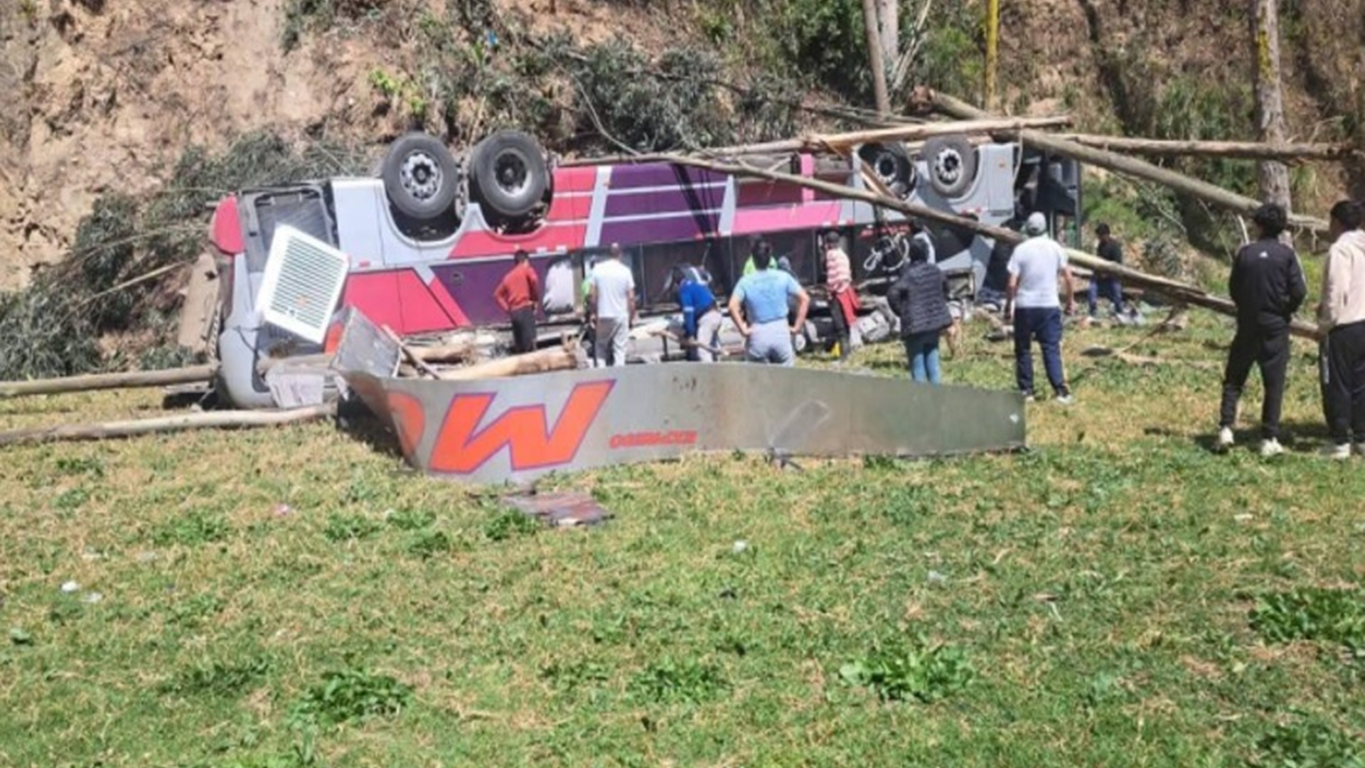 Accidente de autobús en los Andes de Perú deja al menos 18 muertos y 48 ...
