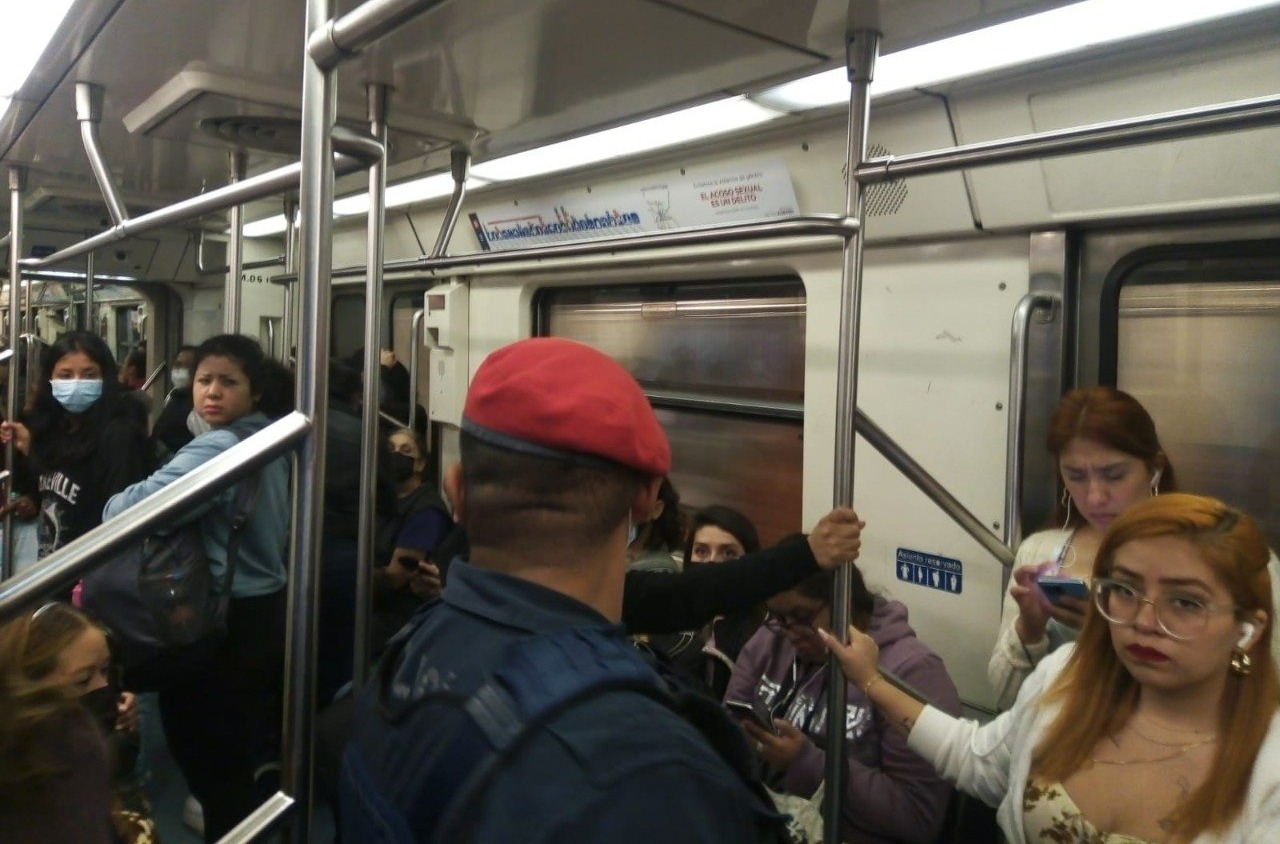 Marca regala ropa por bajar a hombres de vagón exclusivo en Metro de CDMX