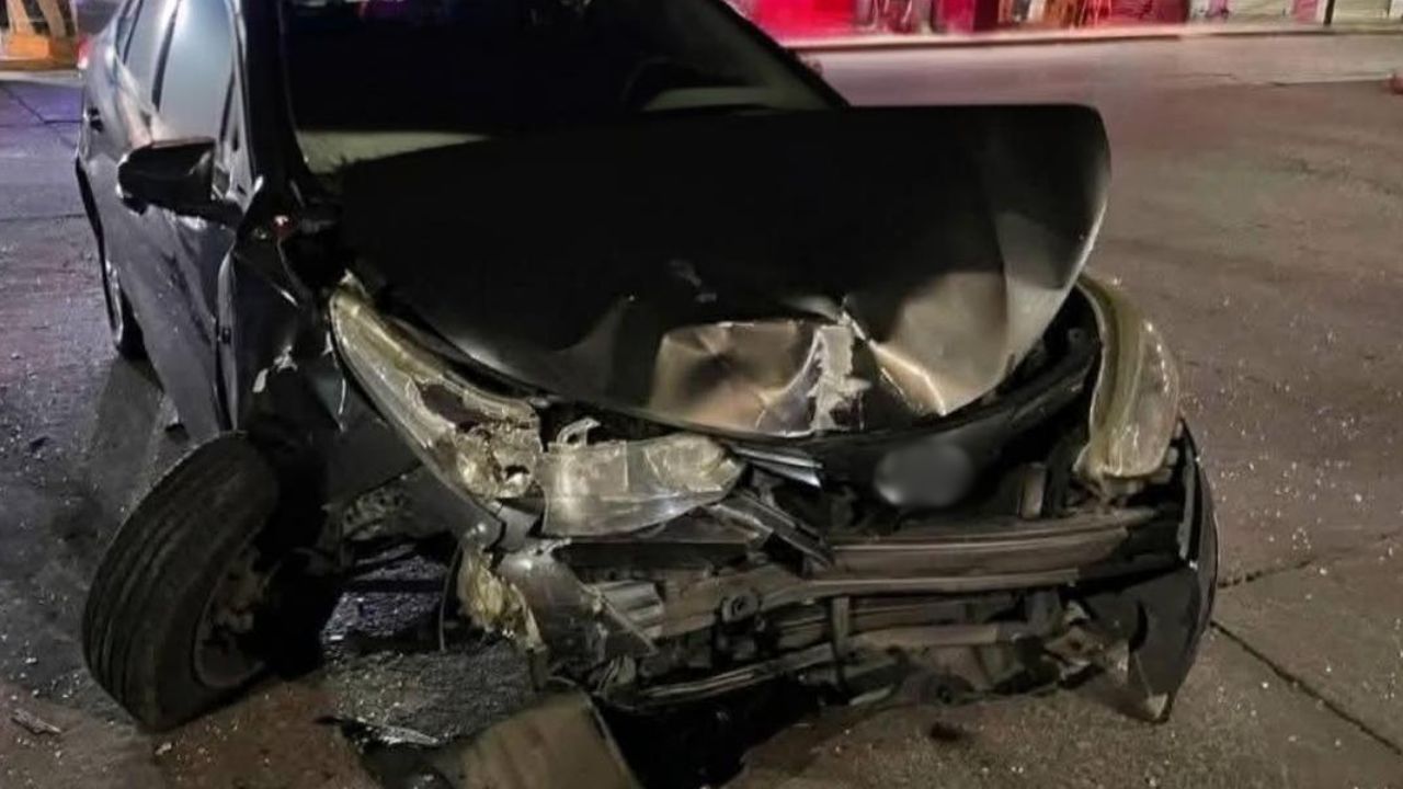 Choque dejó auto destruido y mujer lesionada en los Héroes de Puebla hoy; responsables huyeron