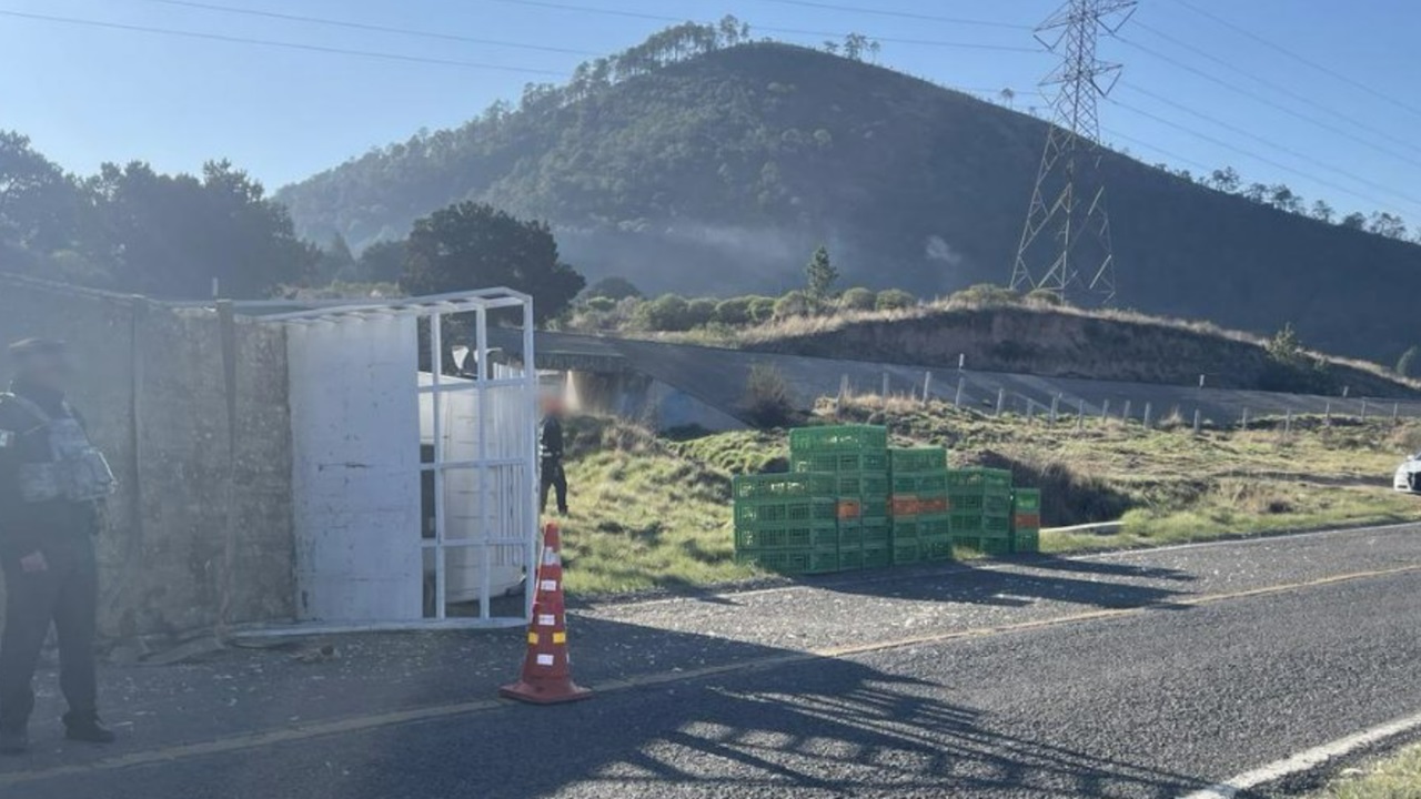 Muere conductor tras volcadura sobre la carretera Panamericana en Toluca