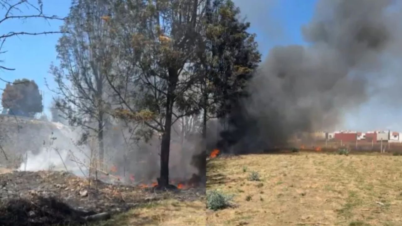 Captan incendio en el Periférico Ecológico de Puebla hoy; humo dificulta visibilidad