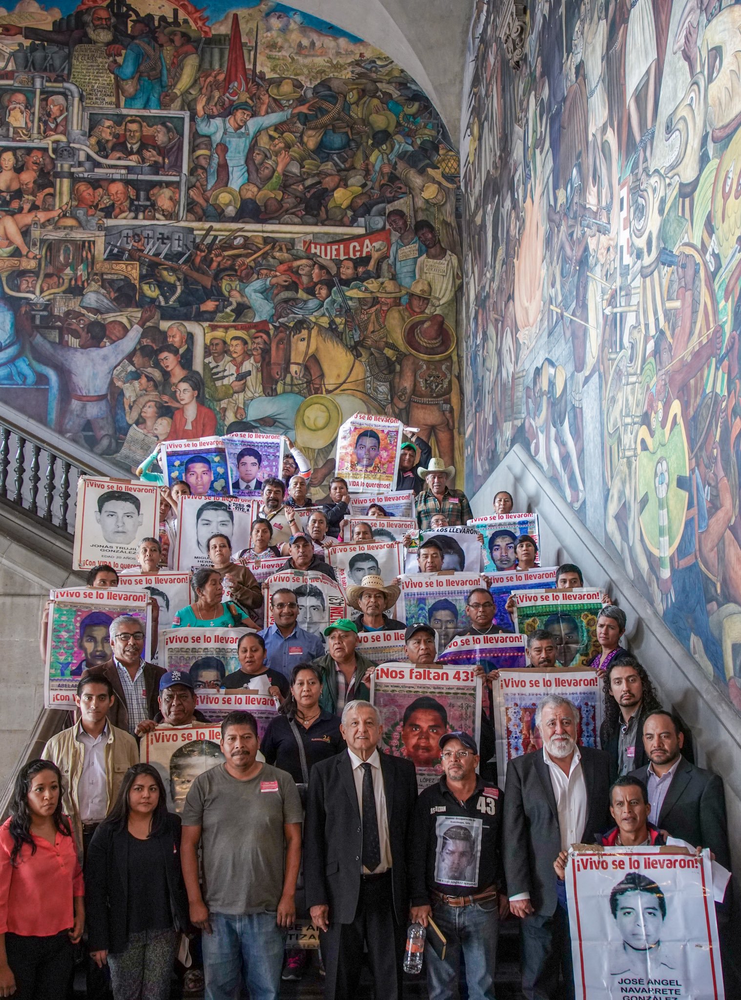 AMLO se reúne con los padres de los 43 estudiantes desaparecidos de la ...