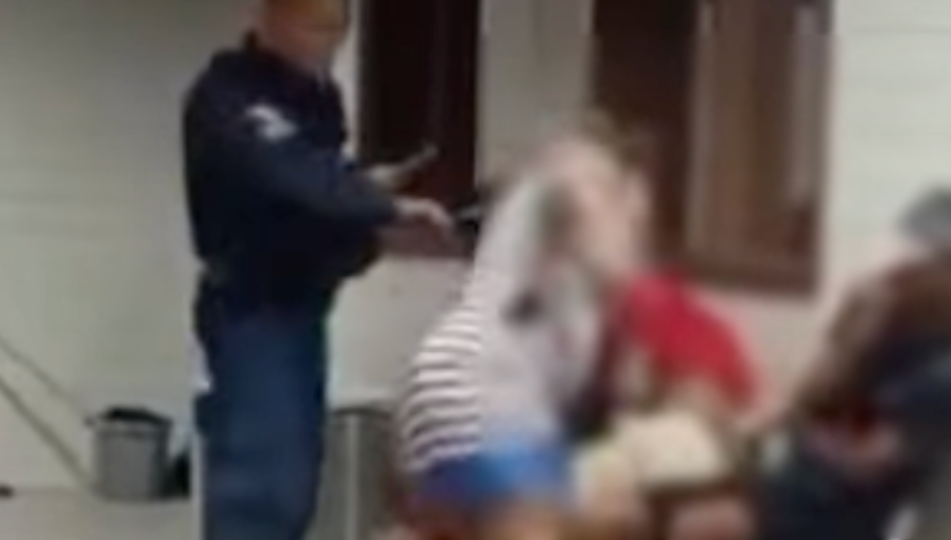 VIDEO FUERTE: Captan a mujer golpear con chancla a su hijo tras descubrir intento de robo