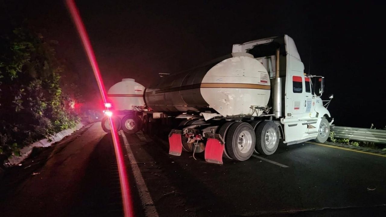 Accidente dejó a tráiler atravesado en la autopista Puebla-Orizaba hoy; bloqueó la circulación