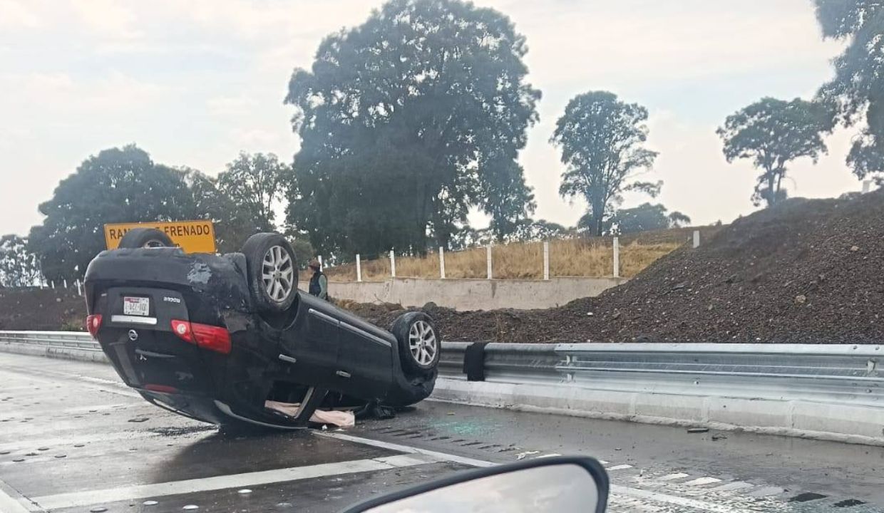 VIDEO: ¡Tome sus precauciones! Lluvias provocan volcadura en la autopista México-Puebla HOY