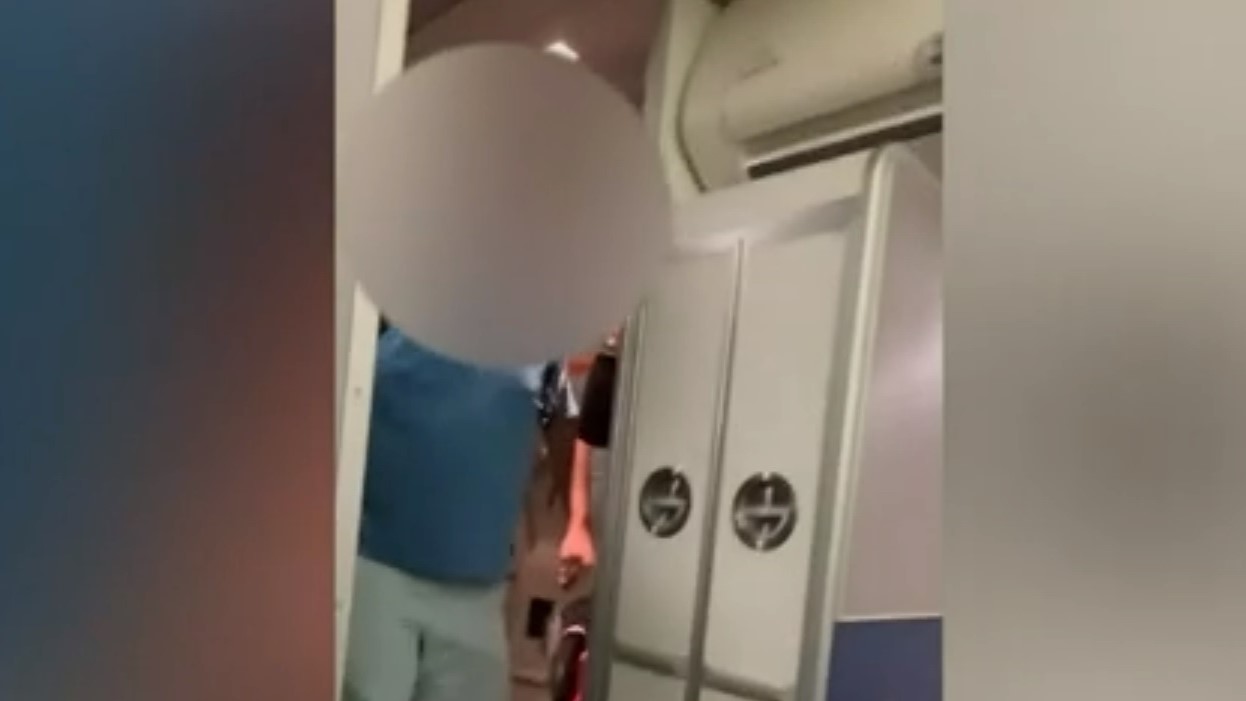 Pasajero enojado golpea azafata de United en vuelo de San Francisco a