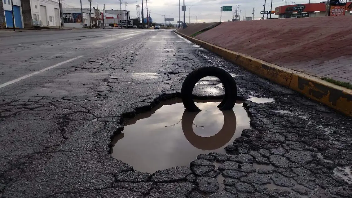 VIDEO | Bache con fuga de aguas negras en Av. 8 de Julio pone en riesgo ...